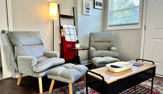 A Piece of Paris (East unit) - 5 min walk to Historic Downtown Newton - Sleeps 6