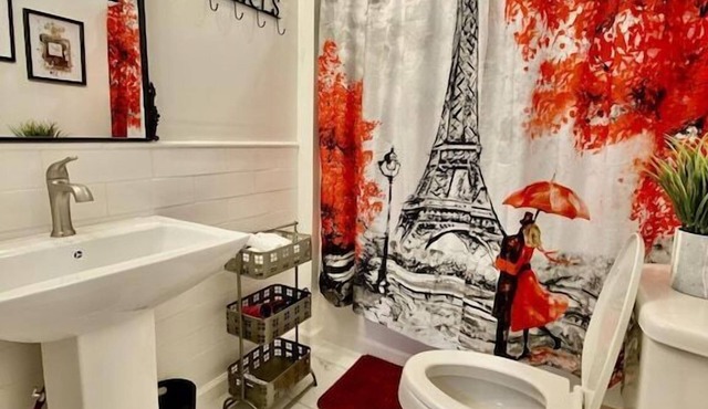 A Piece of Paris (West unit) - 5 min walk to Historic Downtown Newton