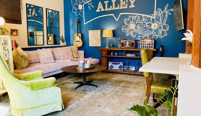 A PINK DOOR WELCOME near eateries breakfast + parking included