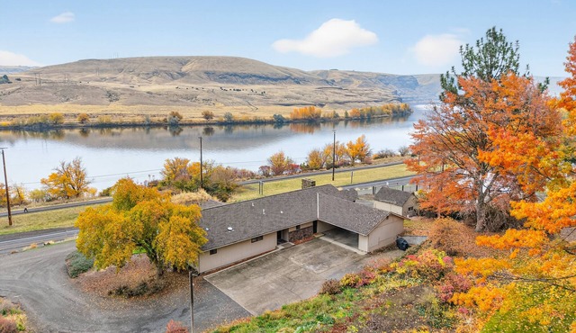 A place to GATHER on the Mighty Snake. SPACIOUS 5 bedroom, Hot Tub and VIEW!