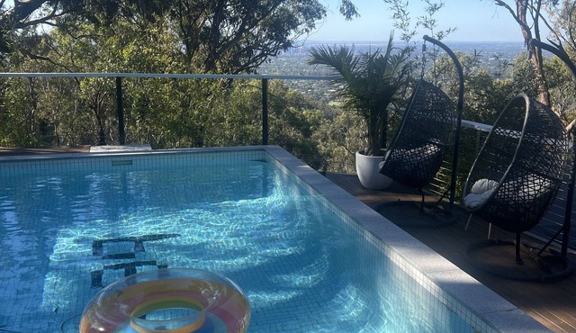 A place to relax in peace. Spa, fire pit, city lights and a pool.