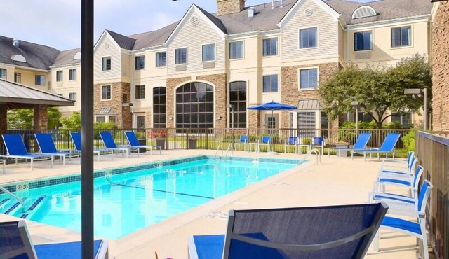 A Place You'll Surely Enjoy! Full Kitchen, Free Breakfast, Pets Allowed