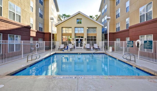 A Place You'll Surely Enjoy! Free Breakfast, Full Kitchen, Outdoor Pool!