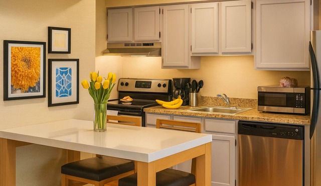 A Place You'll Surely Enjoy! Full Kitchen, Free Breakfast, Pets Allowed