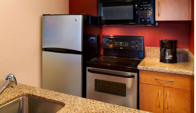 A Place You'll Surely Enjoy! Minutes to Detroit Zoo, Free Breakfast, Parking!