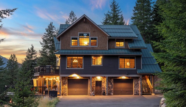 A PNW dream! Hot Tub, Views, Firepits, Games, Hiking and Epic Location!