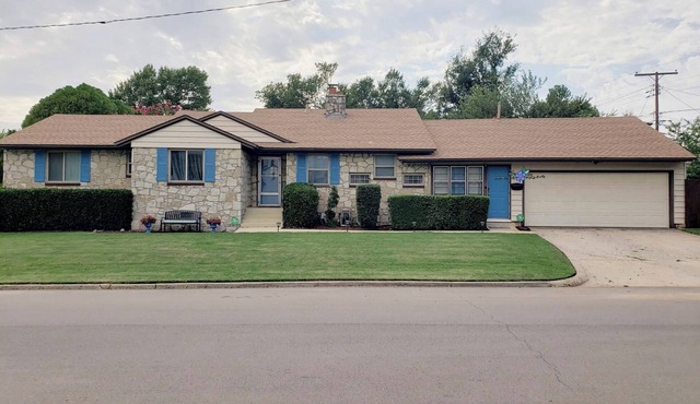 A Point of Blue 🔵 Hottub/Pool table/10 min all OKC