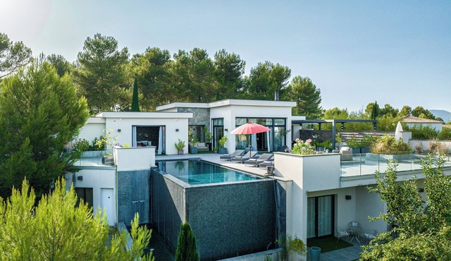 A prestigious villa with 2 swimming pools and 1 spa in the south of France