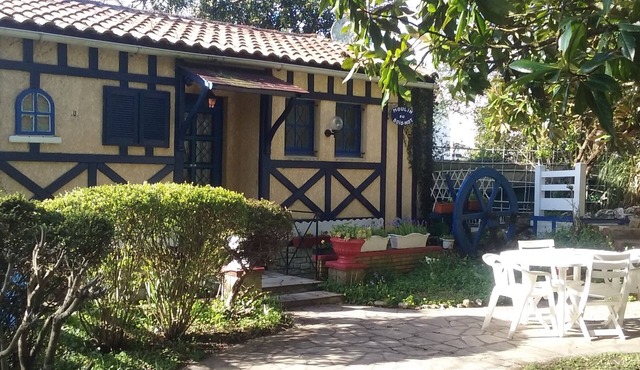 A PRETTY FRENCH DETACHED HOUSE IN A NICE GARDEN-10mn for Beaches or La Rochelle