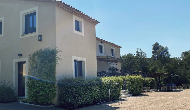 A pretty hamlet in the heart of the Escarelle vineyards