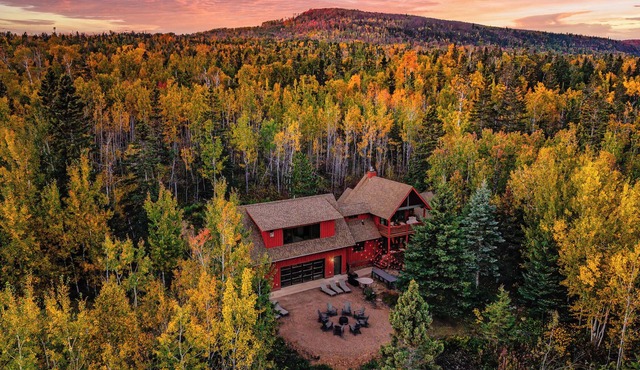 A+Privacy I LakeView I Game Room I Sauna I Sleeps 12 I 3 bd 3 en suite bathrooms