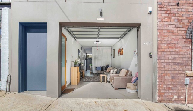 A Private Garage Suite in Forest Lodge