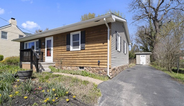 A private home in historic Bolivar with a hot tub and yard. Pet friendly!