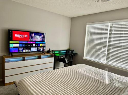A private master room in modern complex shared apartment in Lawrenceville
