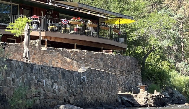 A private, Poudre River paradise! Relax in style & comfort, and bring your dog!