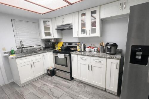 A private room in a newly renovated 3-bedroom townhouse near USF and hospitals
