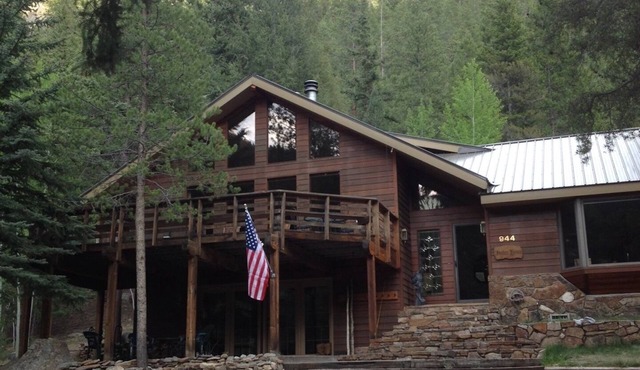 A private wilderness retreat - an incredible setting with onsite fishing