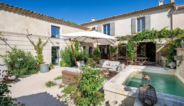 A Provencal gem in the heart of a village with swimming pool
