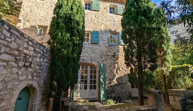 A Provencal village house near of shops and restaurants with Air Con Bedrooms