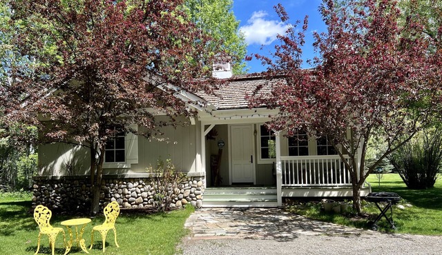 A quaint cottage in the woods. Close to world class ski resort, Sun Valley.