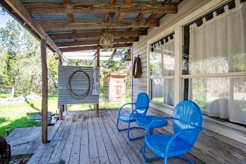 A Quaint Countryside Tiny Home - Outhouse & Outdoor Shower Included