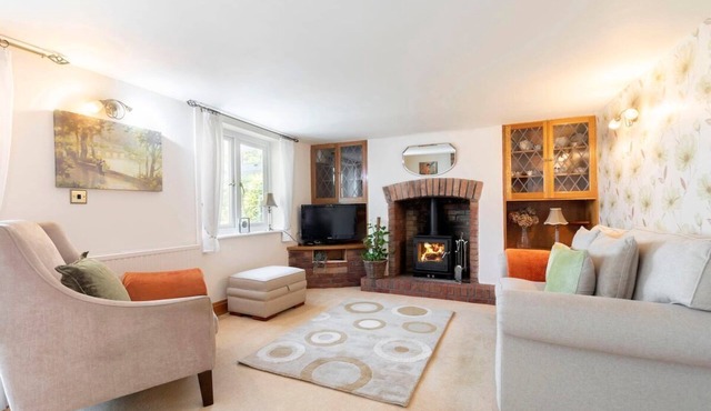 A Quaint, Relaxing 3-Bed Cottage in Eastington