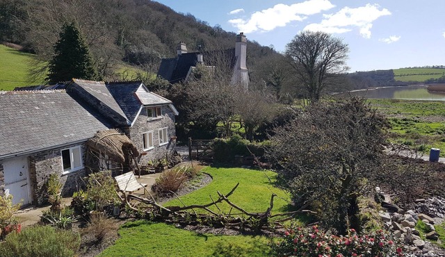 A quaint, riverside family cottage nestled in the heart of Tamar River Valley