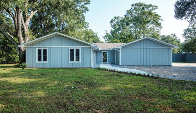 A Quiet 4 Bedroom Fairhope Home, 1 Acre, Family Friendly & Downtown in Minutes