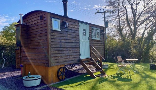 A quiet and cosy Shepherds Hut, with wood burning fire with scenic views