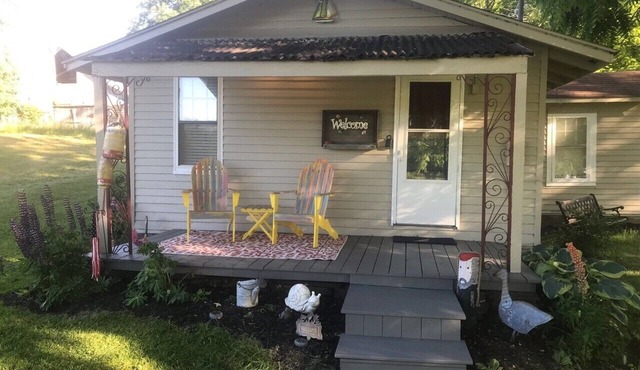 A quiet cottage in a historic town, near boating, fishing & dining - SLEEPS 4.