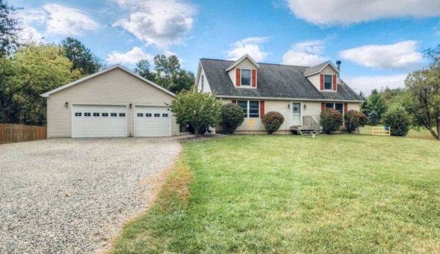 A Quiet Country Getaway sleeps up to 19 Close to MSU