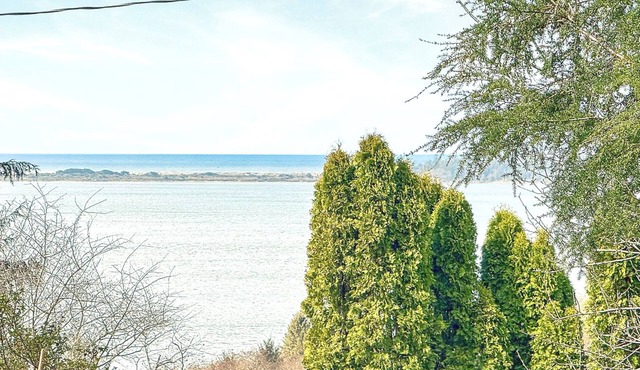 A quiet, family friendly, surf cabin, near beach.