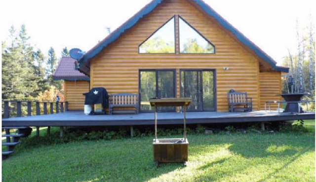 A Quiet Getaway Close to Popular North Shore Attractions