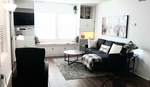 A quiet, golf course Condo in the middle of horse and spring country!