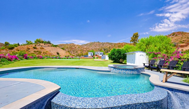 A quiet mountain retreat with a magnificent ocean view