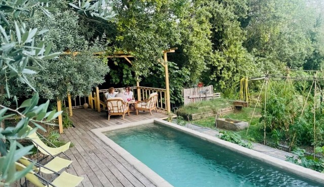 A quiet natural setting, a comfortable 60M2 apartment with swimming pool & bbq.