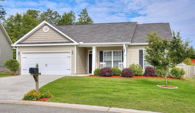 A quiet place to relax, yet close to everything. Minutes from downtown.