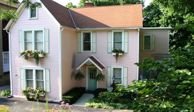 A Quiet Setting In A Victorian Neighborhood Near Downtown Lebanon.