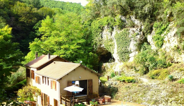 A quiet spacious farmhouse with its own pool on the edge of a famous village