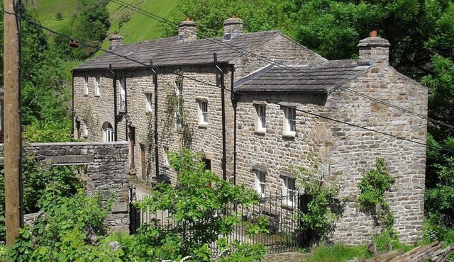 A quirky restoration, sleeps 4 people & a dog WiFi, numerous walks from the door & a pub nearby!