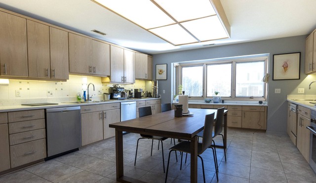 A Rare Mid-Century Artist Retreat For Large Groups & Reunions