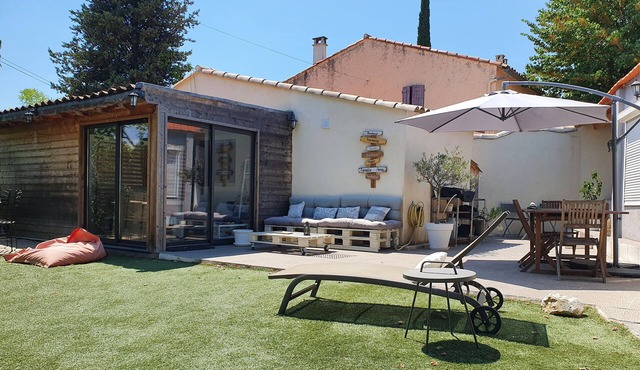 A real little cocoon at the foot of the Garlaban mountains with swimming pool