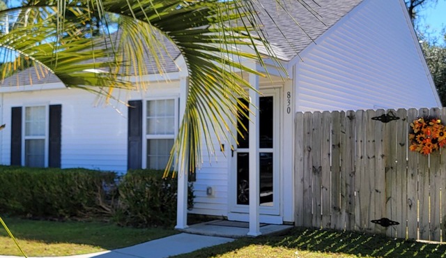 A Real Southern Charm- Dog Friendly- less than 3 miles to Carolina Beach