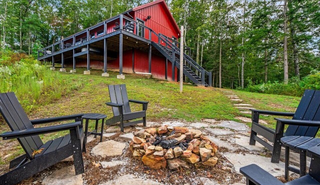 A Red River Barnhouse- Hot tub, Firepit, Gas Fireplace