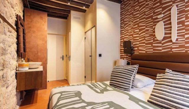 A REFINED PIED-À-TERRE COMBINES PARISIAN CHARM WITH MODERN COMFORT – LE MARAIS