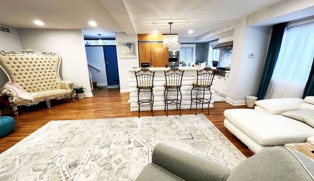 A Regal Retreat- Exclusive Parking Prime Local