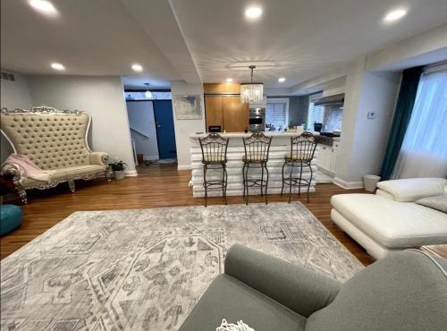 A Regal Retreat- Exclusive Parking, Prime Location