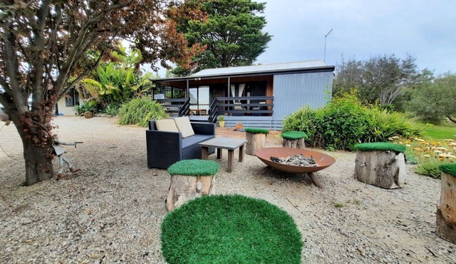 A relaxed fun Cosy Cabin- 5 min from ocean and bay beaches and the Hot springs