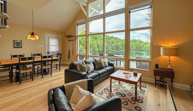 A relaxing chalet facing a sparkling lake
