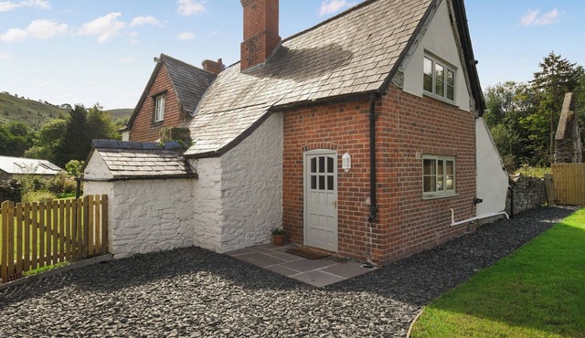 A relaxing escape for couples in a cosy old cottage with gorgeous rural views.
